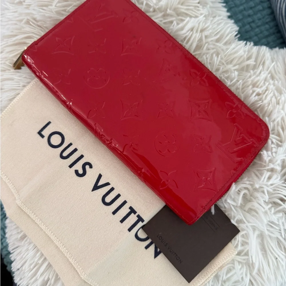 Louis Vuitton Monogram Vernis Zippy‎ Wallet – Pomme d’Amour (Red)